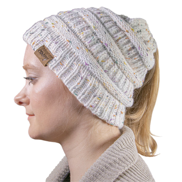 Strick Wintermütze mit Zopfloch für Damen in weiß-bunt