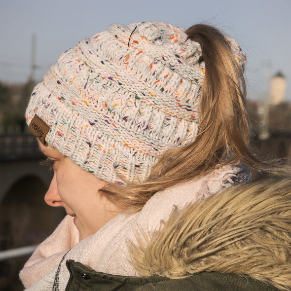 Strick Wintermütze mit Zopfloch für Damen in weiß-bunt