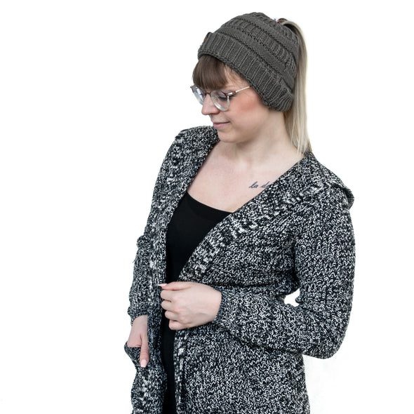 Strick Wintermütze mit Zopfloch für Damen in grau