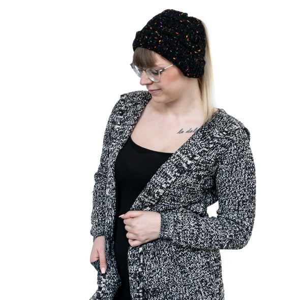 Strick Wintermütze mit Zopfloch für Damen in schwarz-bunt