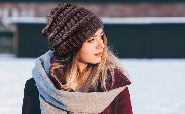 Strick Wintermütze mit Zopfloch für Damen in braun-bunt